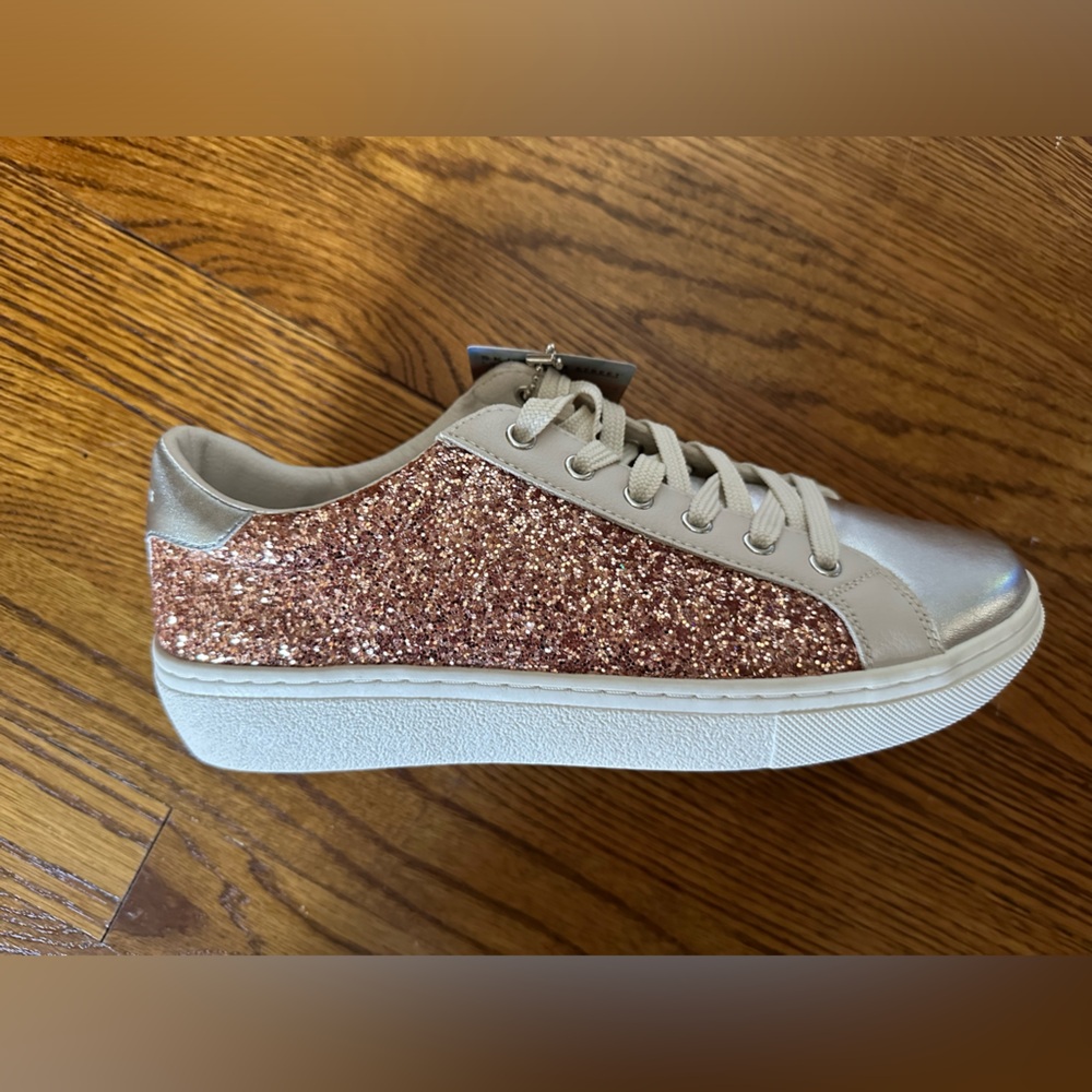 Sketchers Light Catchers in Goldie size 7.5, new in box
